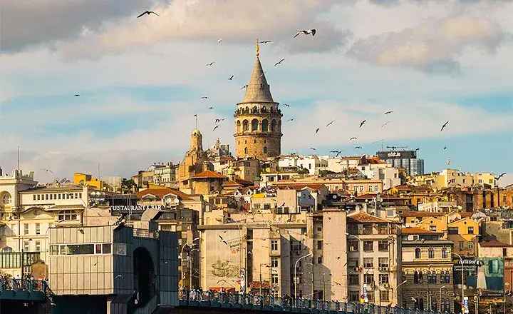 برج گالاتا در تنگه بسفر استانبول