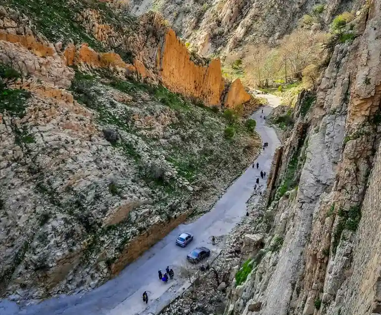 جاده کرند بابا یادگار از زیباترین جاده های ایران