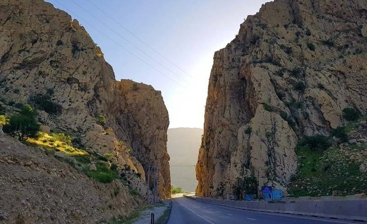 جاده تنگ ابوالحیات از زیباترین جاده های ایران