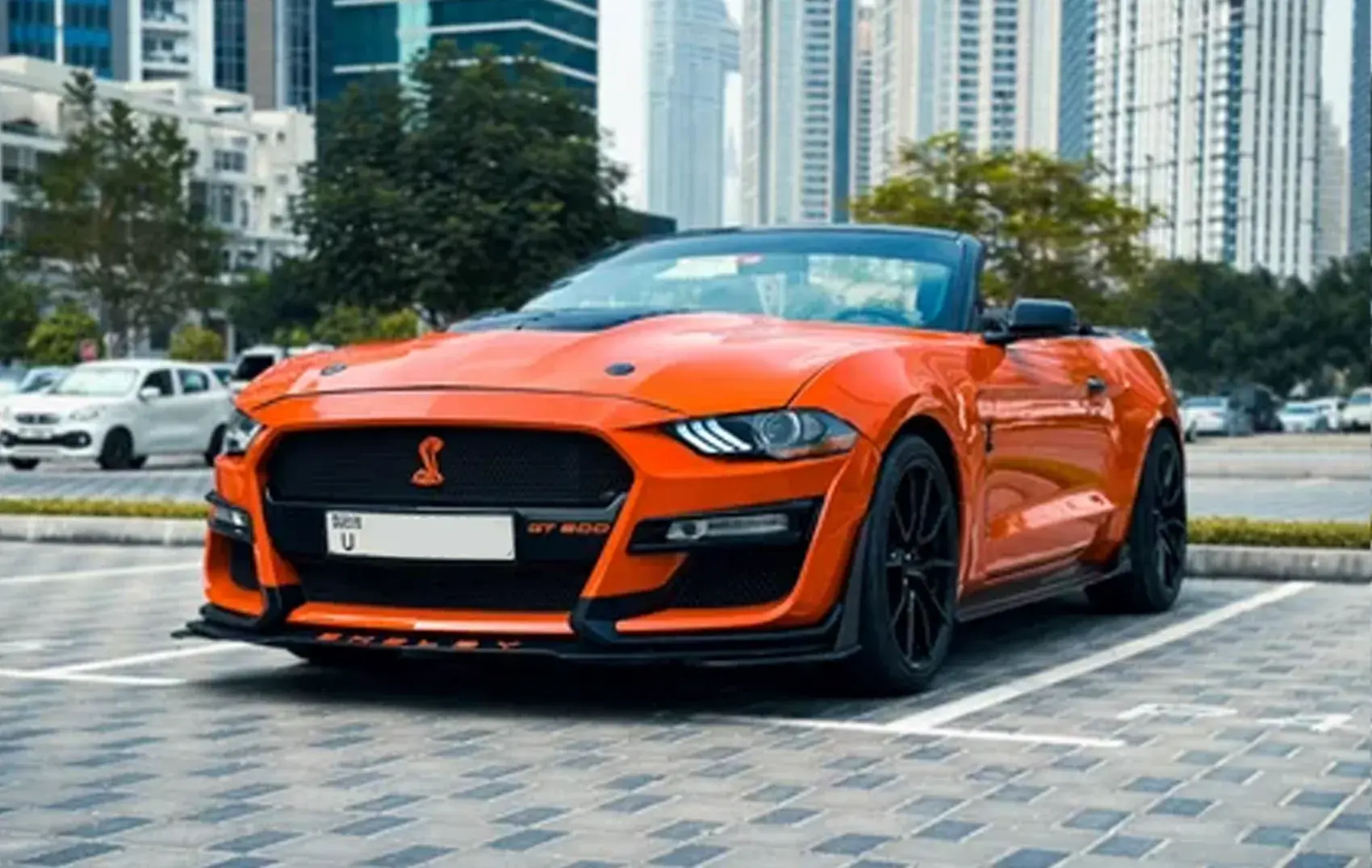 Louez une Ford Mustang décapotable à Dubaï ...