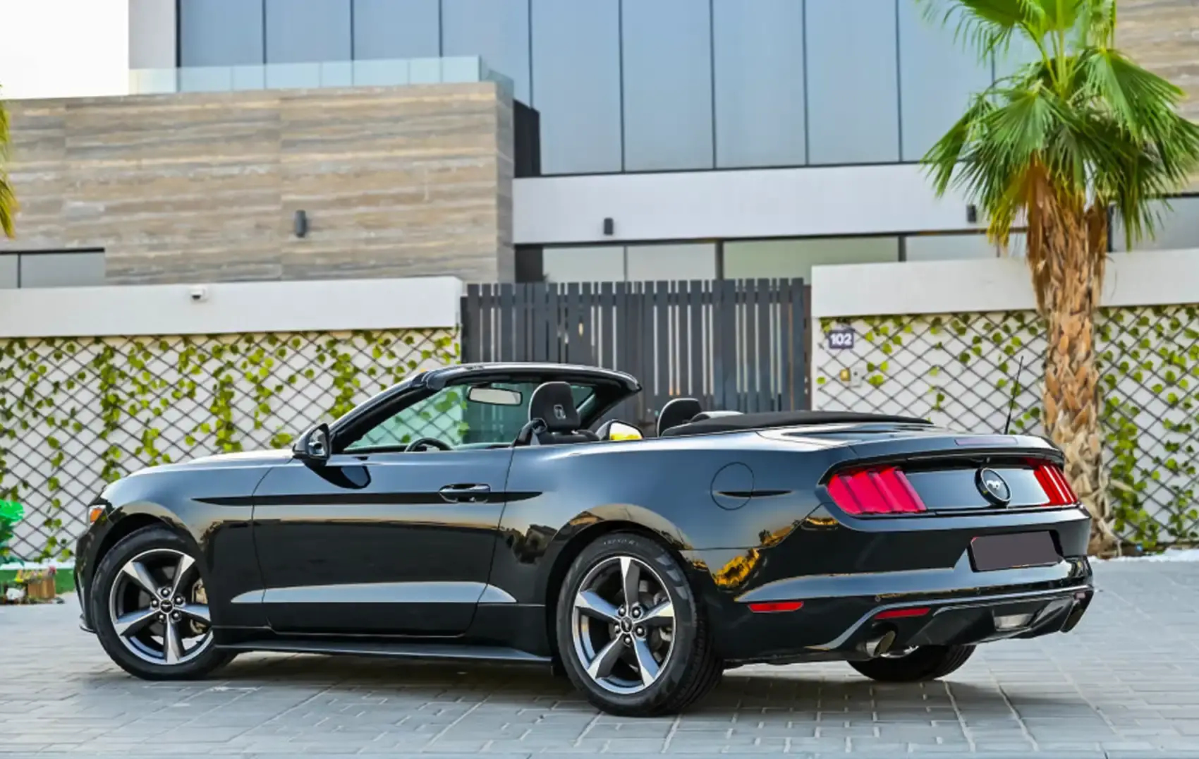 Louez une Ford Mustang décapotable à Dubaï ...