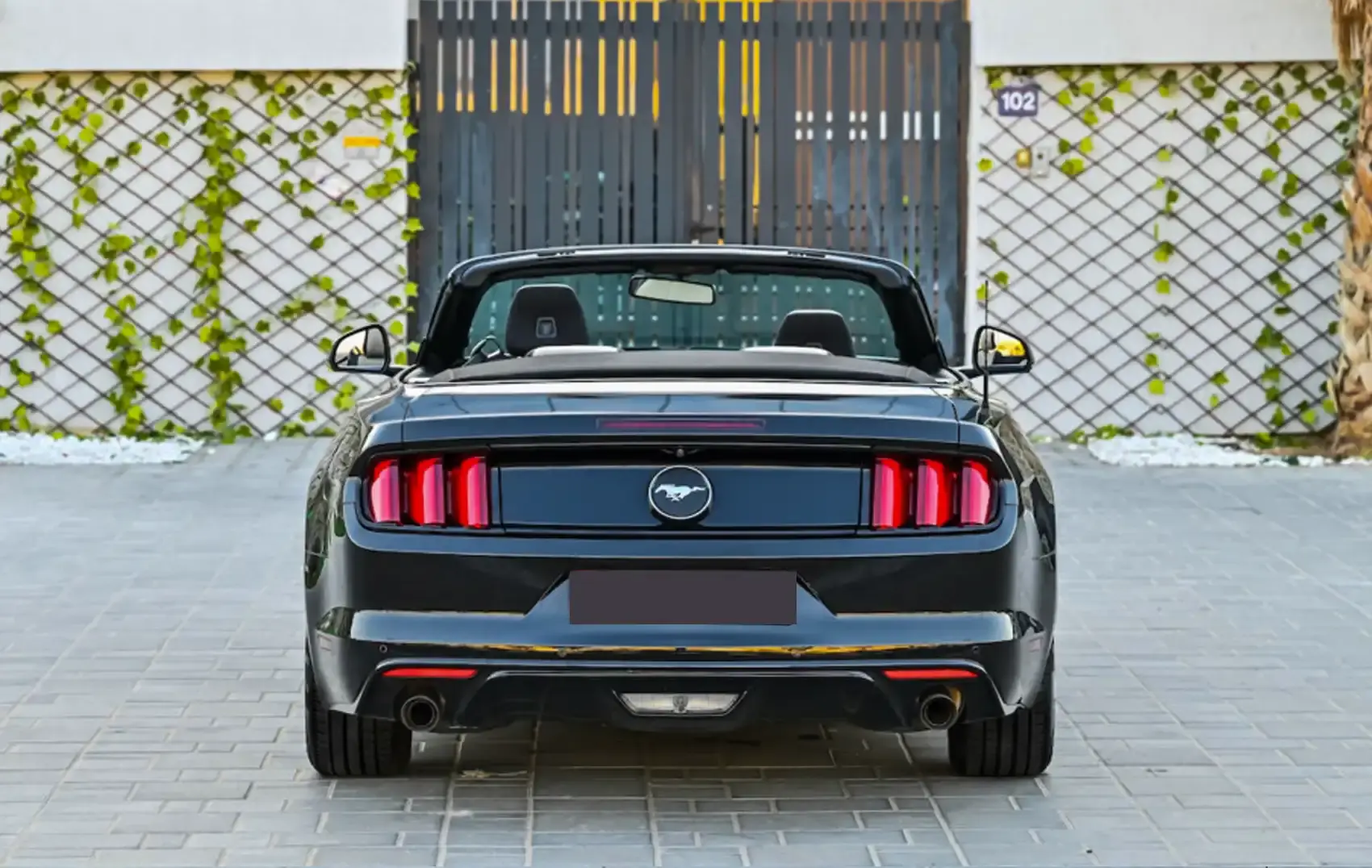 Louez une Ford Mustang décapotable à Dubaï ...