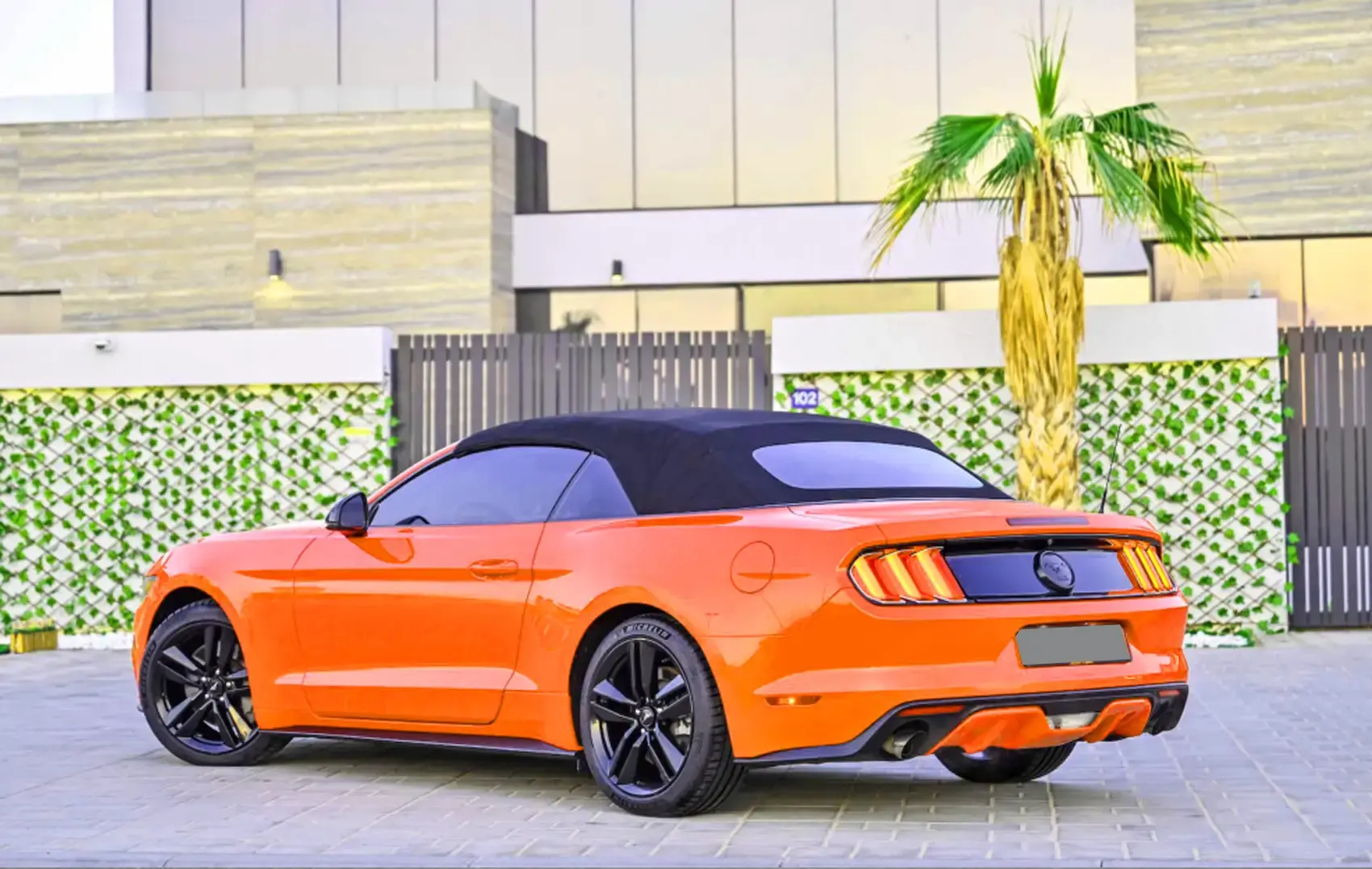 Louez une Ford Mustang décapotable à Dubaï ...