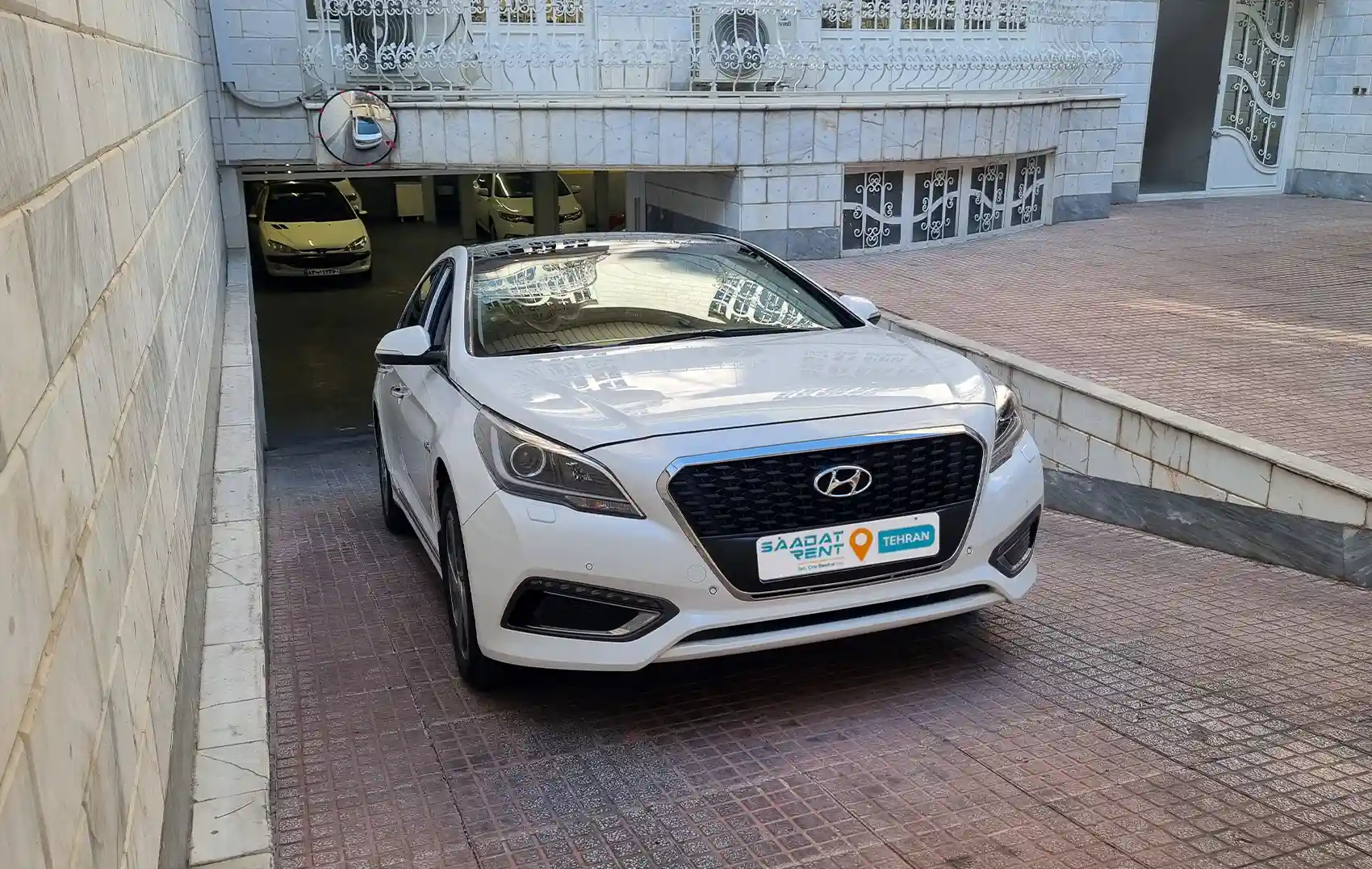 Tahran, İran'da Hyundai Sonata IF kiralama ...