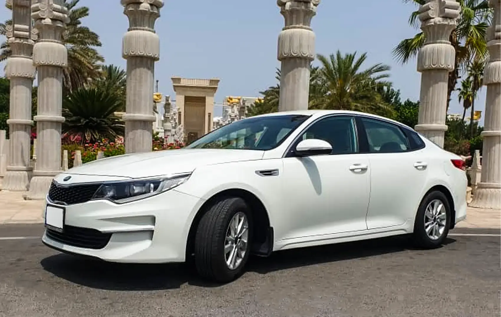 Louez Kia Optima IV à Kish avec des conditions simples ...