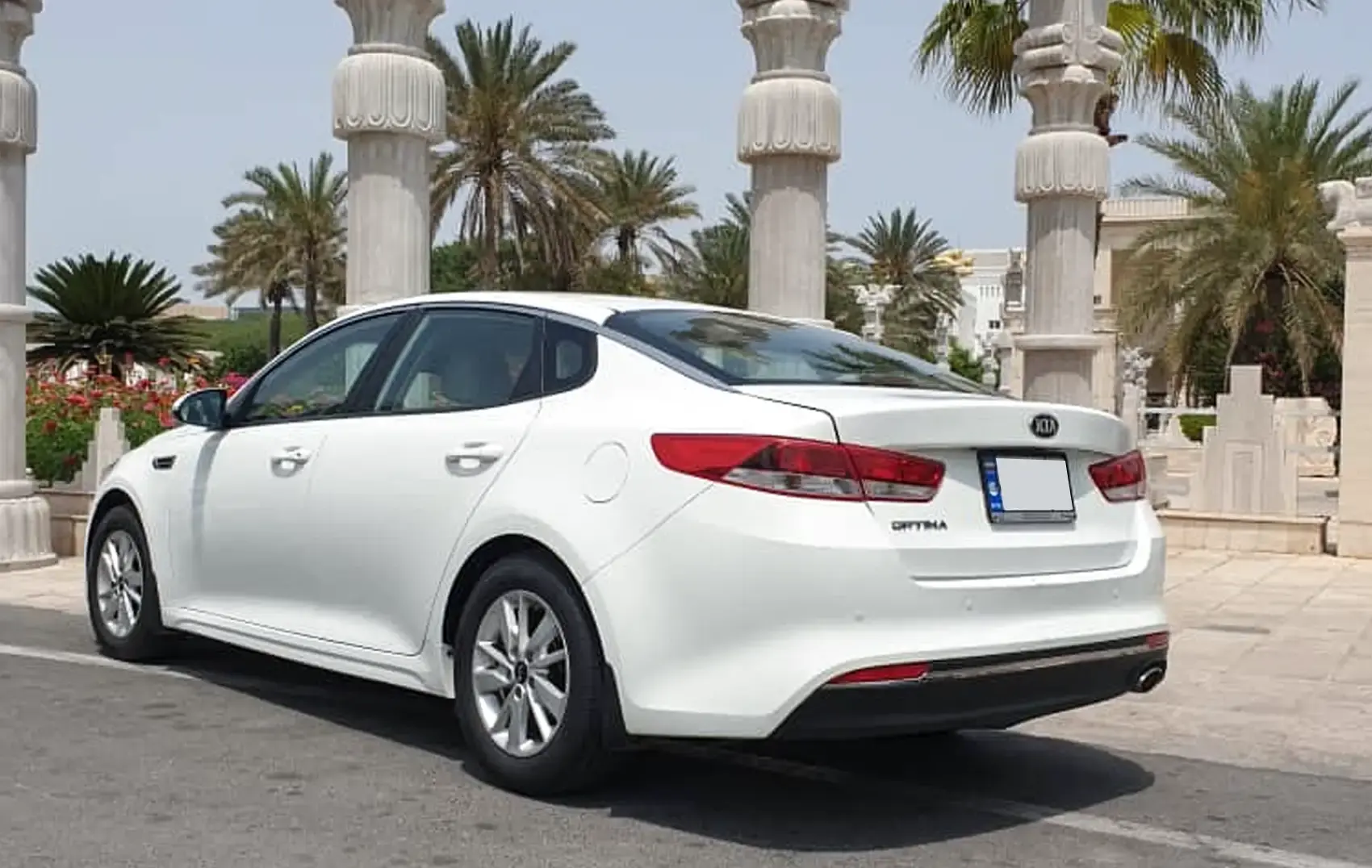 Louez Kia Optima IV à Kish avec des conditions simples ...