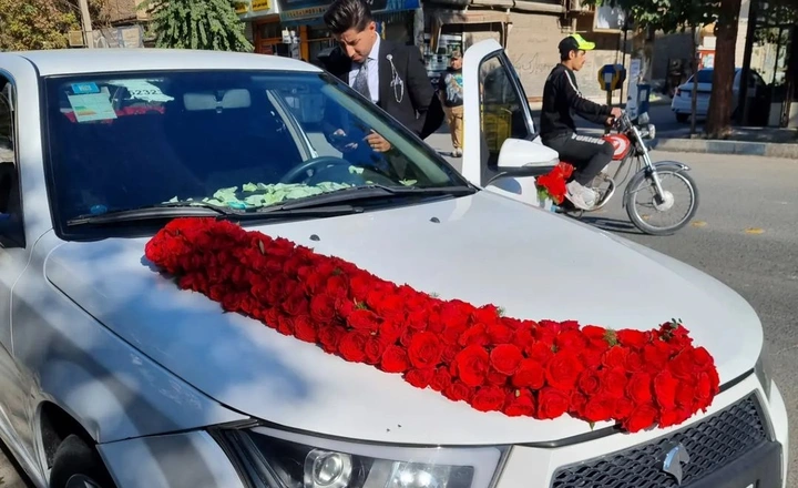 ماشین عروس با گل رز