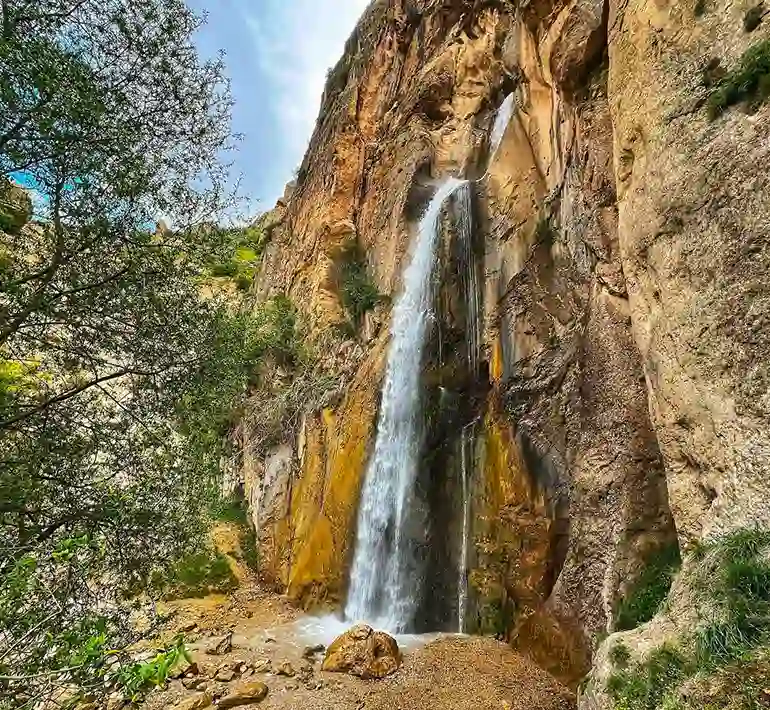 آبشار شاهان دشت و قلعه ملک بهمن